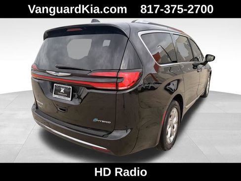 Used 2021 Chrysler Pacifica Limited w/ Uconnect Theater Family Group image 4