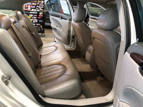 Used 2011 Buick Lucerne CXL image 21