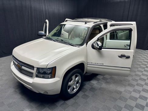 Used 2013 Chevrolet Avalanche LTZ AWD/4WD image 18