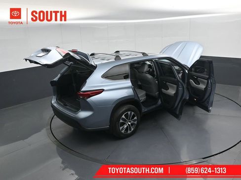 Used 2022 Toyota Highlander XLE AWD/4WD image 58