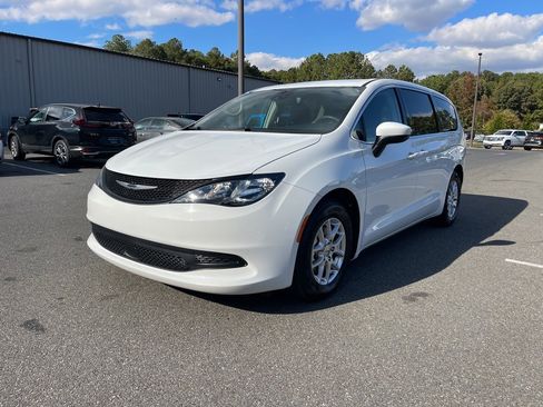Used 2023 Chrysler Voyager LX image 2