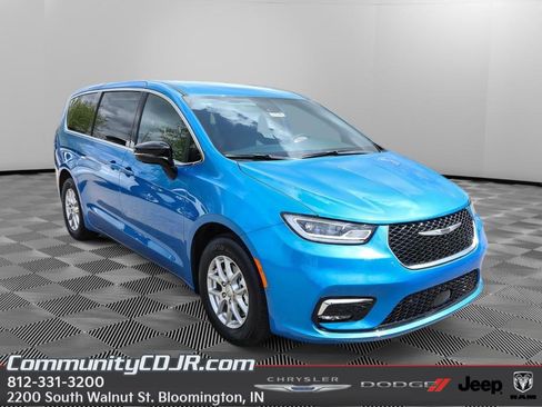 New 2026 Chrysler Pacifica Select FWD image 1