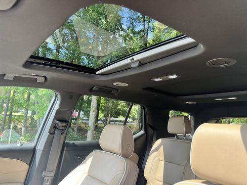 Used 2022 Chevrolet Traverse Premier AWD/4WD image 16