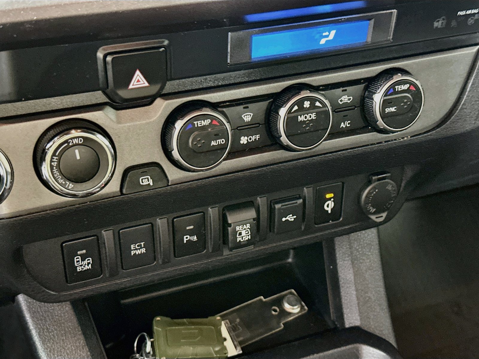 Used 2022 Toyota Tacoma TRD Off-Road w/ Technology Package AWD/4WD image 16