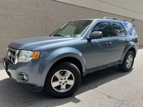Used 2011 Ford Escape XLT AWD/4WD image 2
