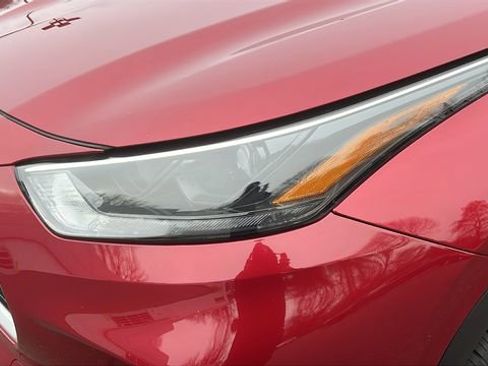 Used 2023 Toyota Highlander XLE image 7