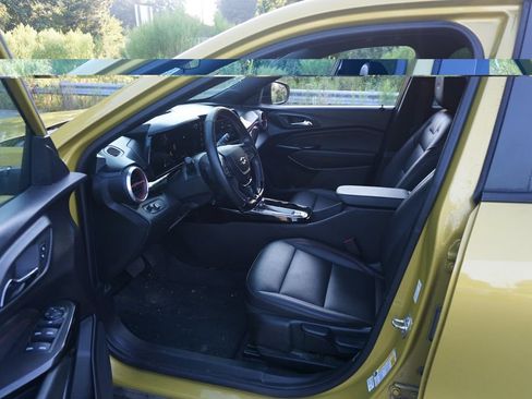 Used 2024 Chevrolet Trax RS FWD image 2