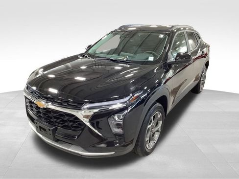 Used 2025 Chevrolet Trax LT w/ Driver Confidence Package image 3