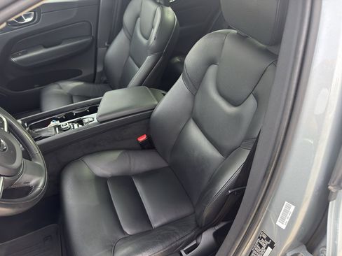 Used 2018 Volvo XC60 T5 Momentum w/ Convenience Package AWD/4WD image 16