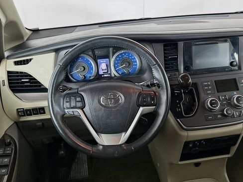 Used 2016 Toyota Sienna XLE image 17
