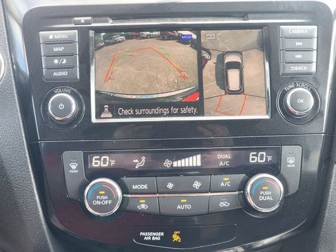 Used 2018 Nissan Rogue SV w/ Premium Package image 16