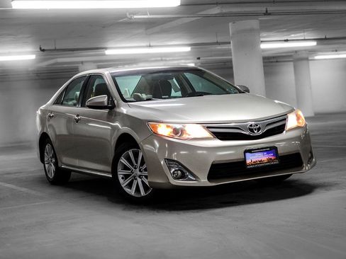 Used 2014 Toyota Camry XLE image 4