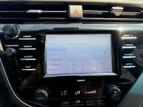 Used 2020 Toyota Camry SE image 10