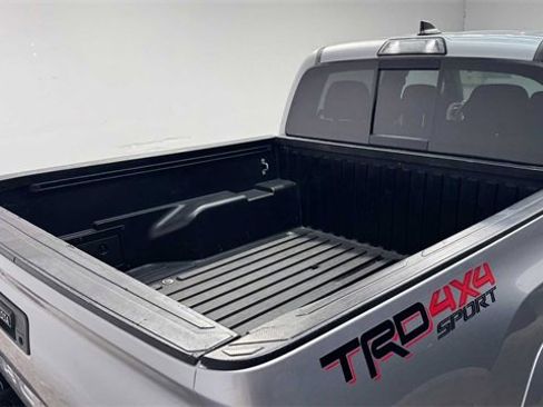 Used 2018 Toyota Tacoma TRD Sport image 17