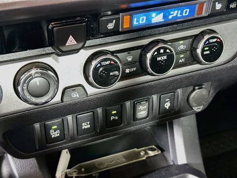 Used 2017 Toyota Tacoma TRD Off-Road w/ Premium & Technology Package AWD/4WD image 17