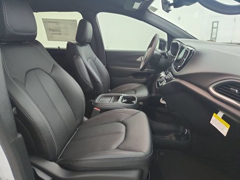 New 2027 Chrysler Pacifica LX FWD image 30