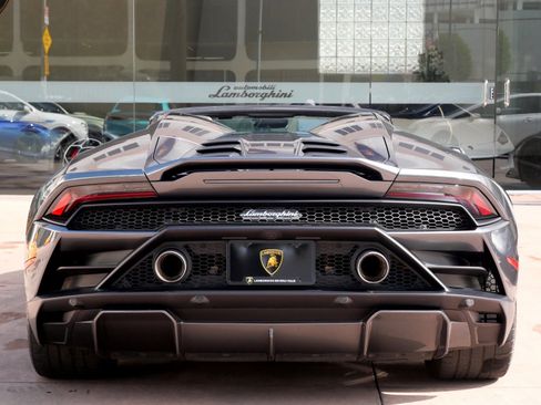 Used 2021 Lamborghini Huracan EVO image 4