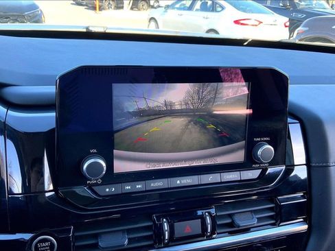 Used 2024 Nissan Pathfinder SV image 11