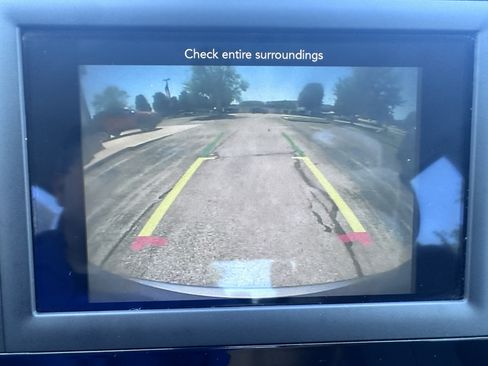 Used 2020 Chrysler Pacifica Touring-L FWD image 3