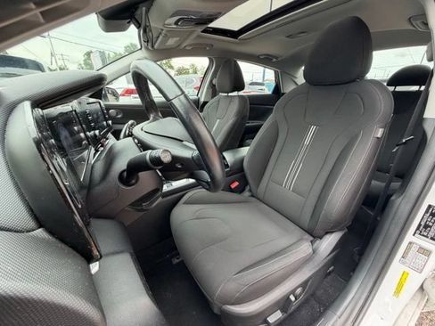 Used 2022 Hyundai Elantra SEL w/ Convenience + Premium Package FWD image 10
