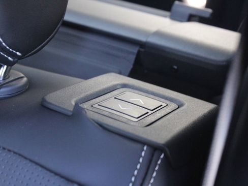 Certified 2025 Land Rover Discovery Dynamic SE image 39