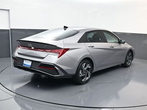 Used 2025 Hyundai Elantra SEL FWD image 4