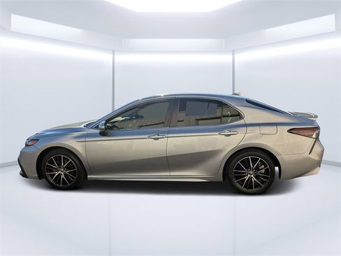 Used 2022 Toyota Camry SE image 6