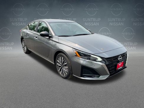 Used 2025 Nissan Altima 2.5 SV image 17