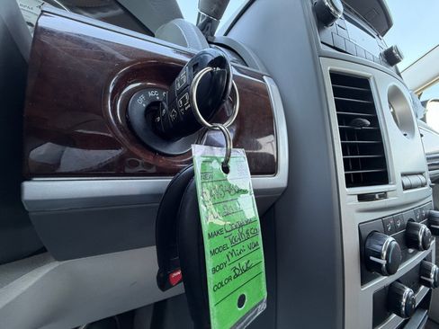 Used 2010 Chrysler Town & Country Touring FWD image 31
