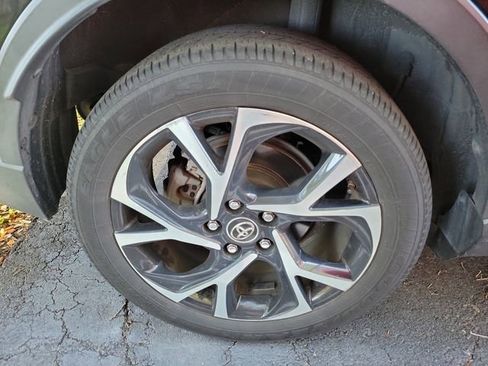 Used 2019 Toyota C-HR XLE FWD image 6