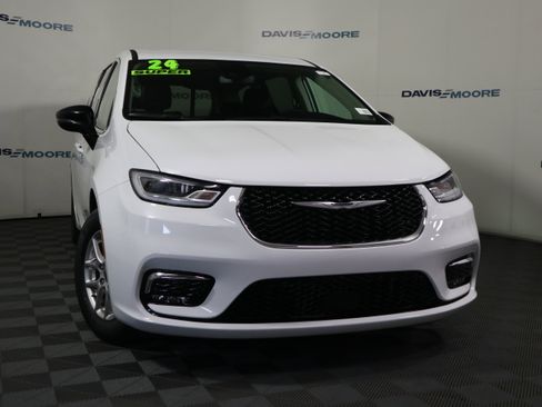 Used 2024 Chrysler Pacifica Touring-L image 2