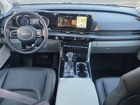 Used 2024 Kia Carnival EX image 2