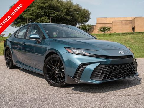Used 2025 Toyota Camry SE FWD image 1