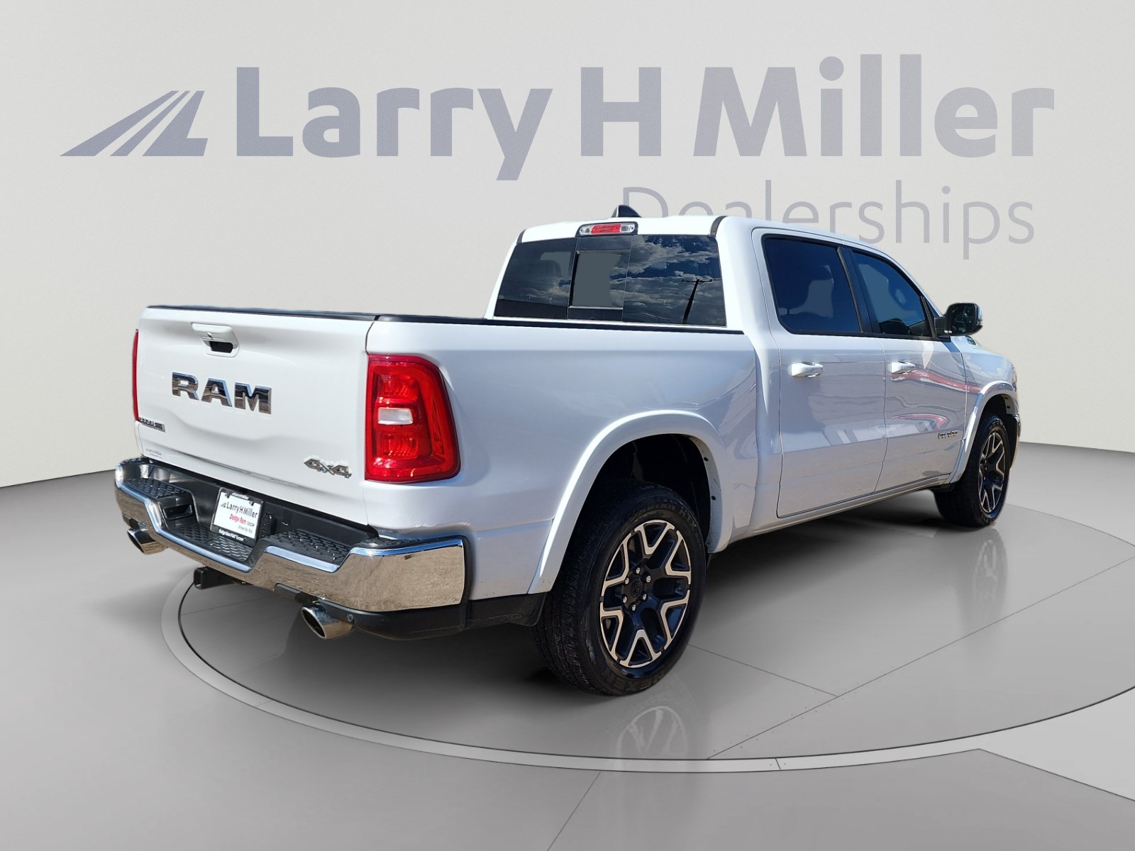 Used 2025 RAM 1500 Laramie AWD/4WD image 5