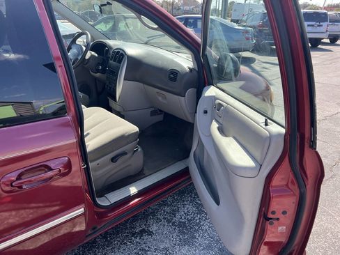 Used 2006 Chrysler Town & Country Touring image 14