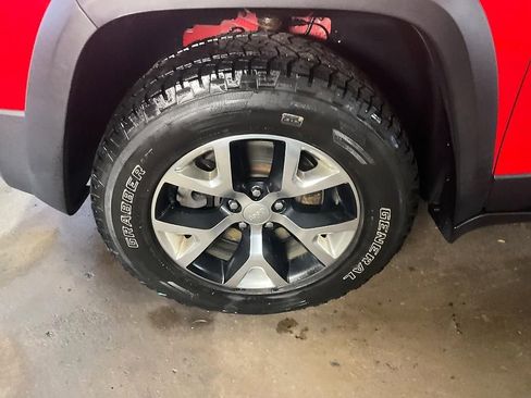 Used 2017 Jeep Cherokee Trailhawk AWD/4WD image 12