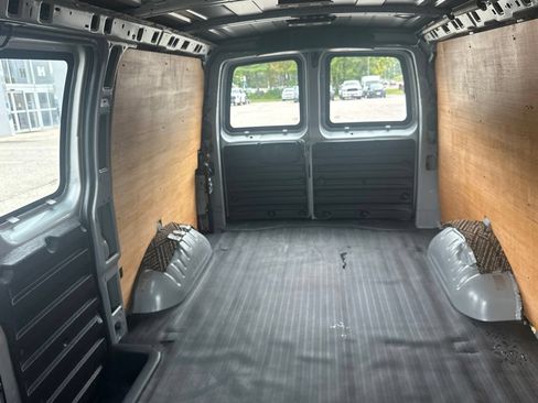 Used 2017 Chevrolet Express 2500 RWD image 33