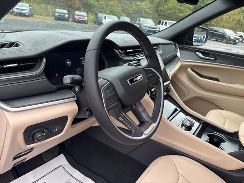 New 2025 Jeep Grand Cherokee Limited w/ Luxury Tech Group II image 8