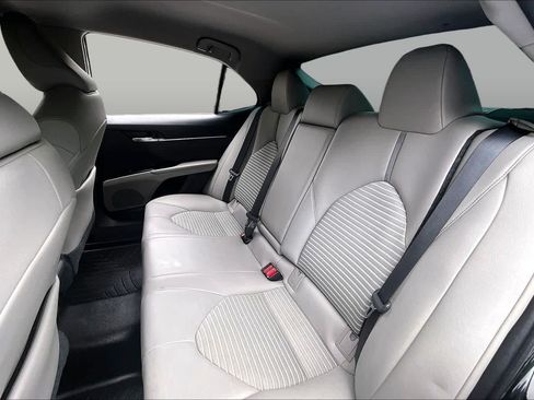 Used 2020 Toyota Camry SE FWD image 19