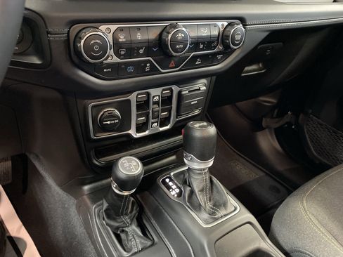 Certified 2025 Jeep Wrangler Sahara image 15