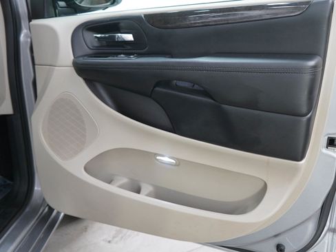 Used 2019 Dodge Grand Caravan SE FWD image 9