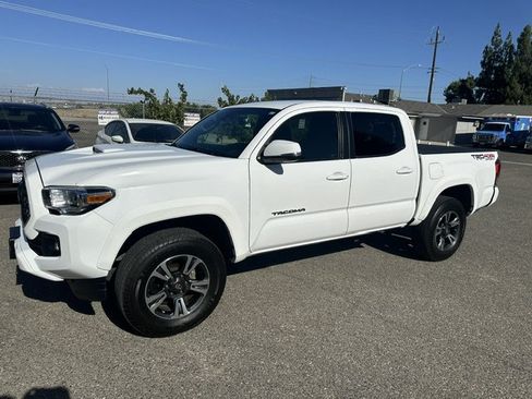 Used 2018 Toyota Tacoma TRD Sport w/ Technology Package AWD/4WD image 2