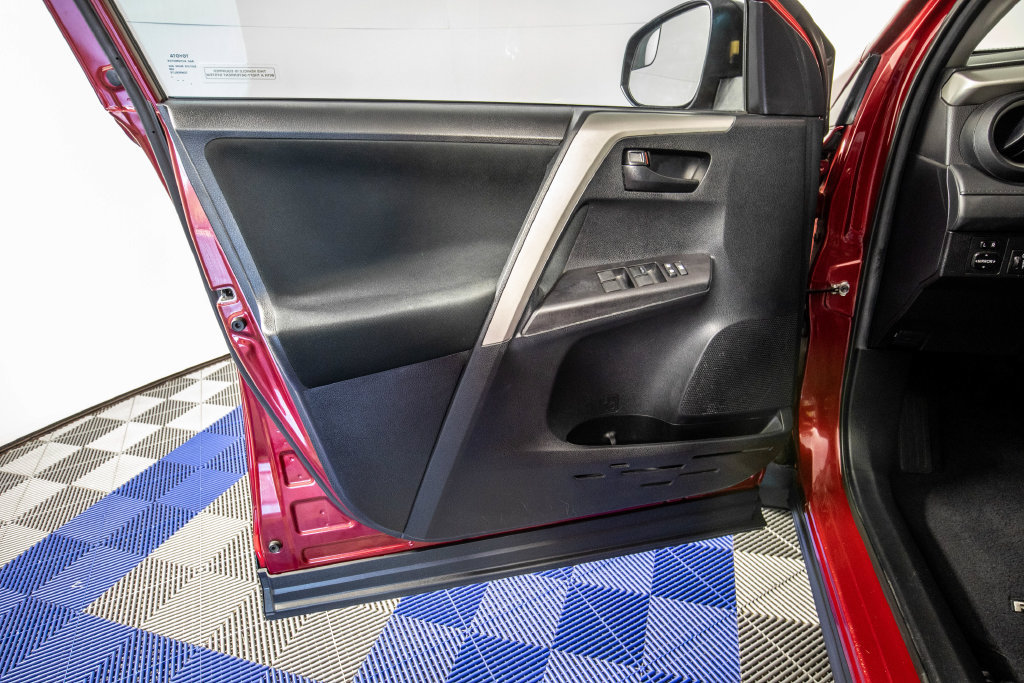 Used 2018 Toyota RAV4 LE FWD image 12