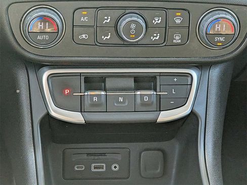 Used 2024 GMC Terrain SLT image 17