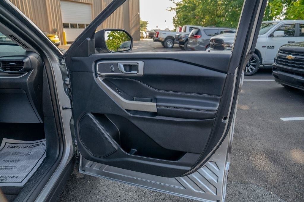 Used 2020 Ford Explorer XLT w/ Equipment Group 202A AWD/4WD image 24