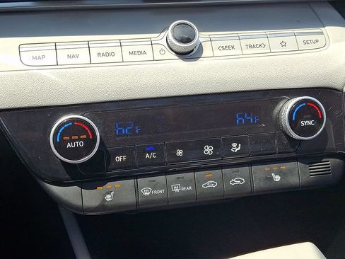 Certified 2022 Hyundai Elantra Limited w/ Preferred Accessory Package FWD image 17
