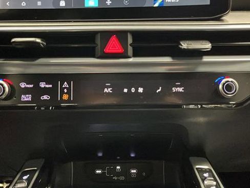 Used 2025 Kia Sorento SX AWD/4WD image 18