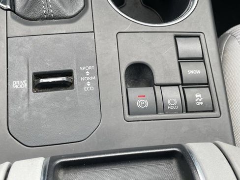 Used 2023 Toyota Highlander LE image 24