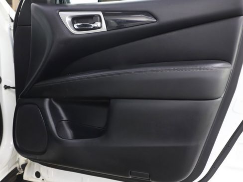 Used 2019 Nissan Pathfinder S image 11