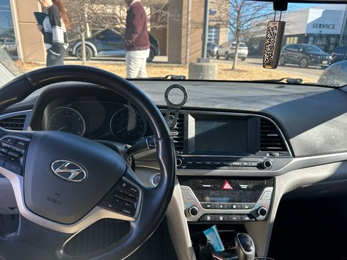 Used 2017 Hyundai Elantra SE w/ SE A/T Tech Package 03 image 8